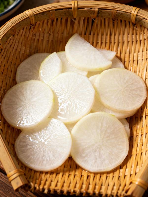白萝卜片置于竹篮图片