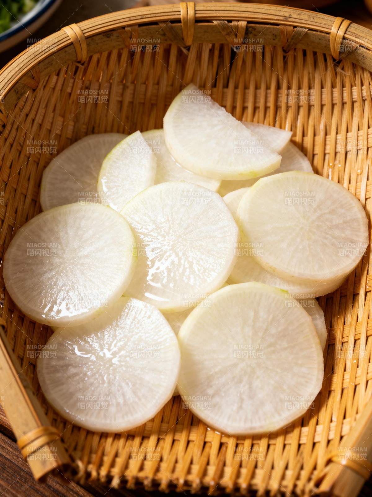 白萝卜片置于竹篮图片