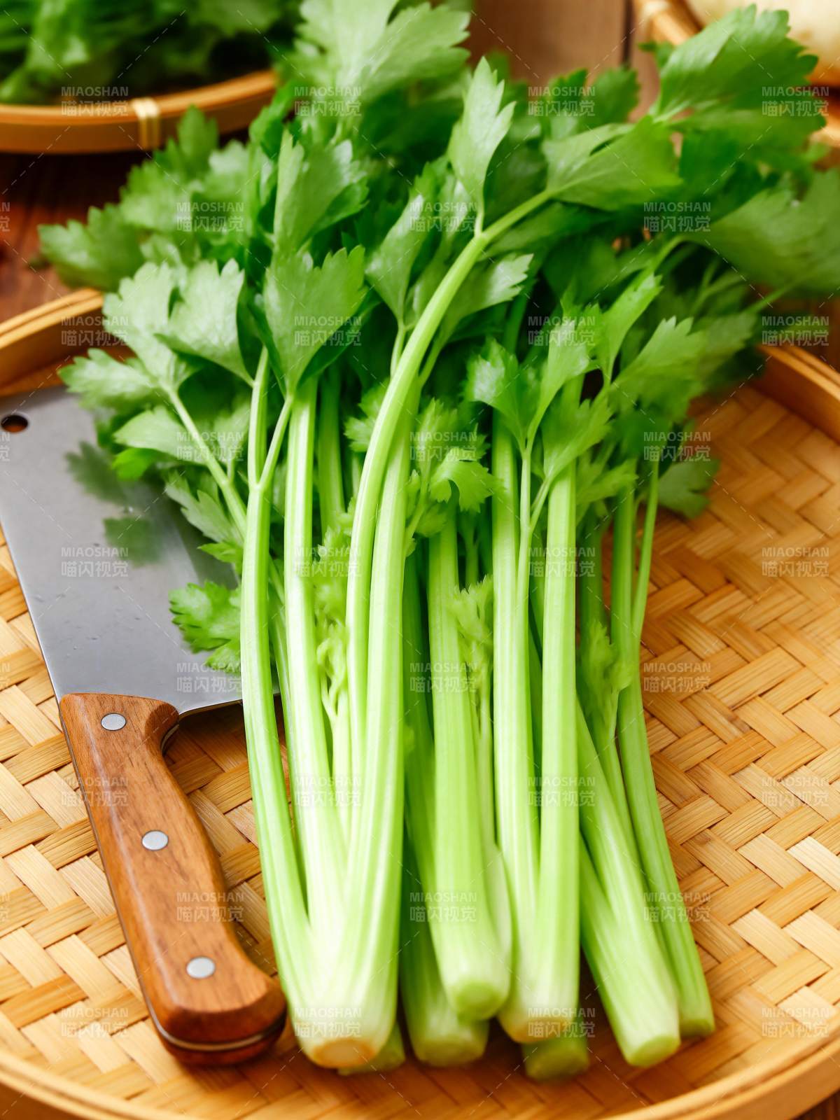 新鲜芹菜待切图片