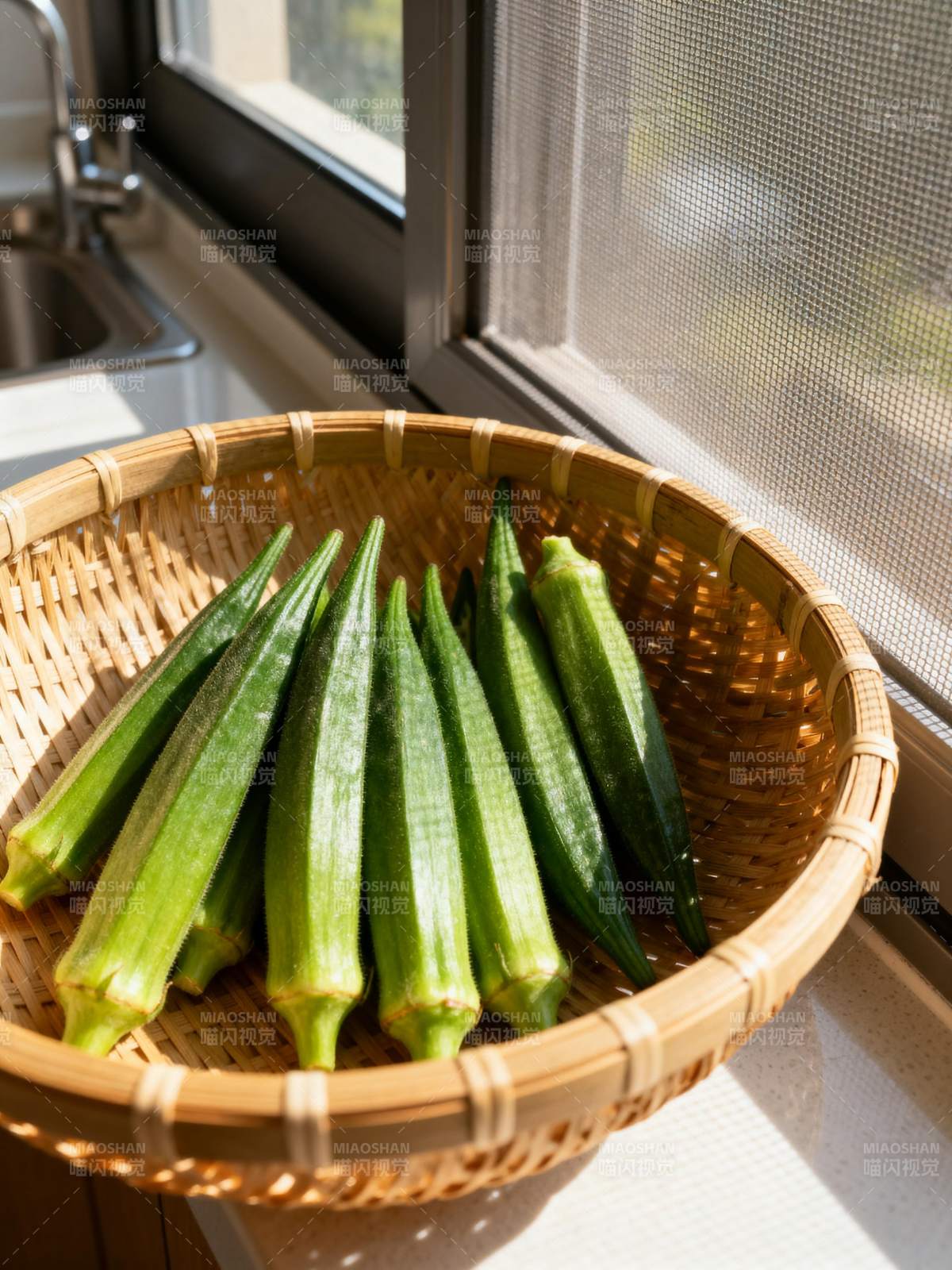 秋葵静置于竹篮图片