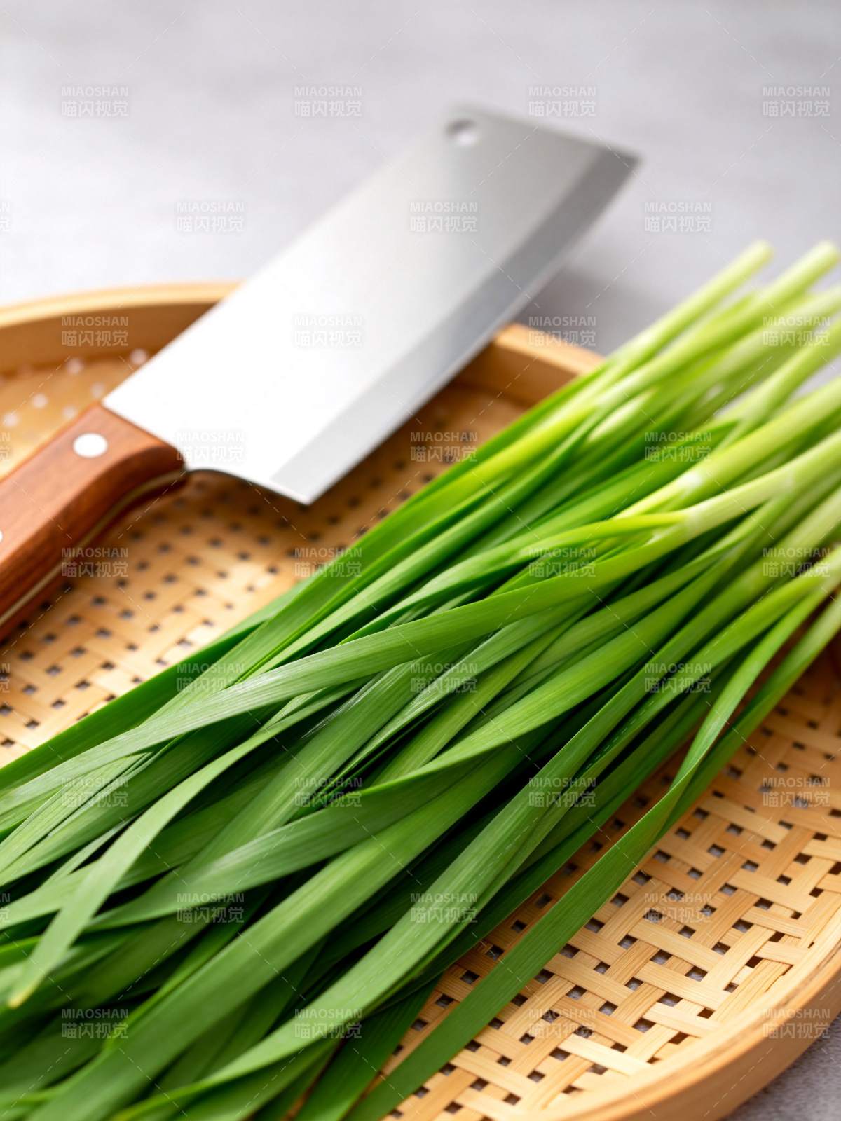 青葱与菜刀静物图片