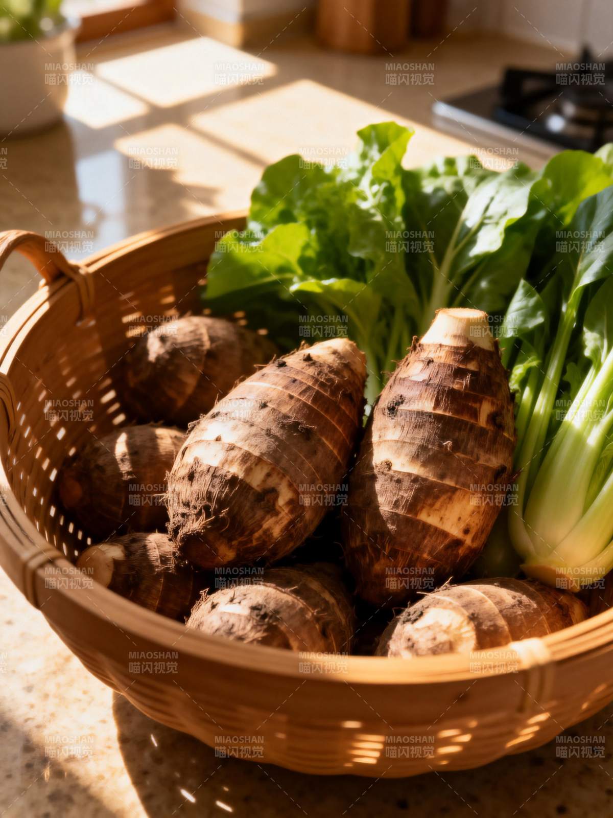 新鲜芋头与绿叶菜图片