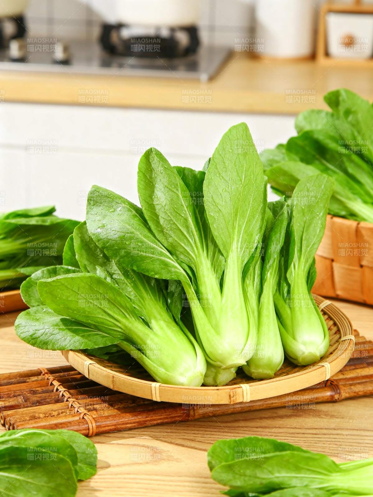 新鲜青菜摆盘图片