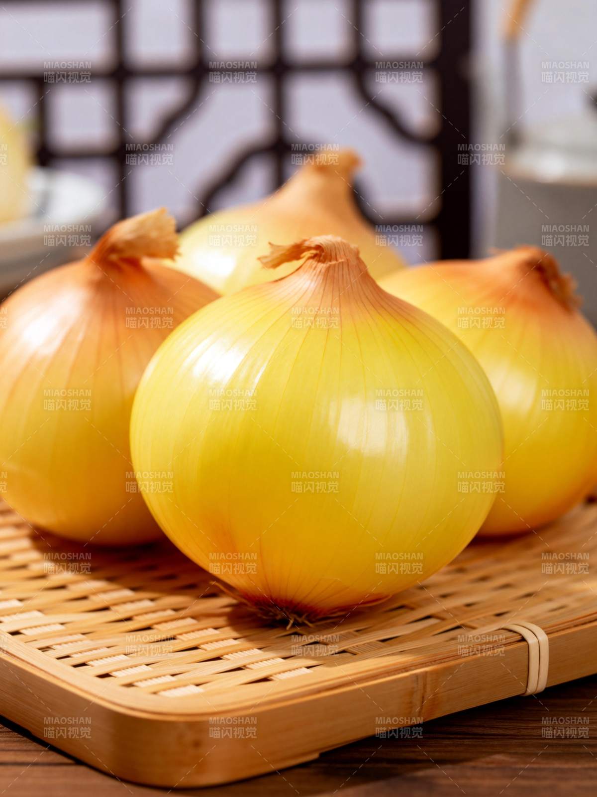 金黄洋葱静置竹盘图片