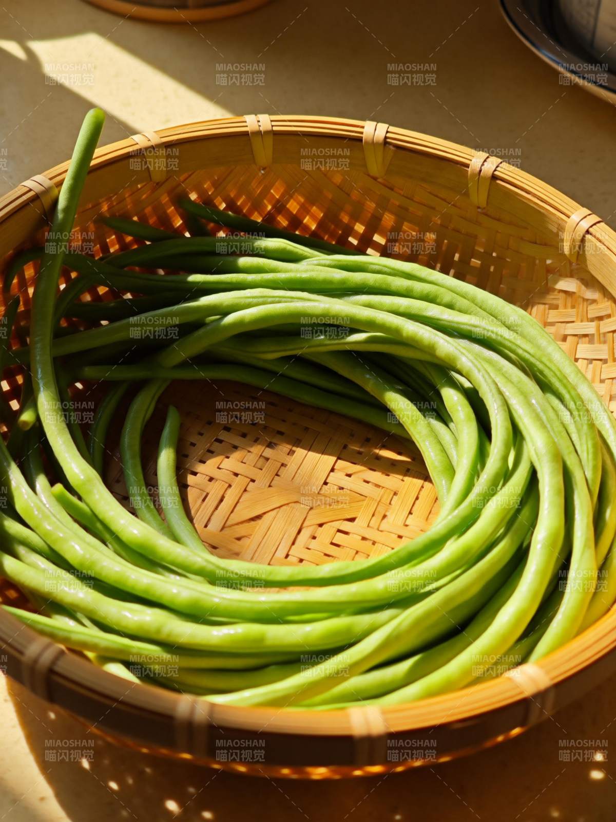 青豆角盛竹篮图片