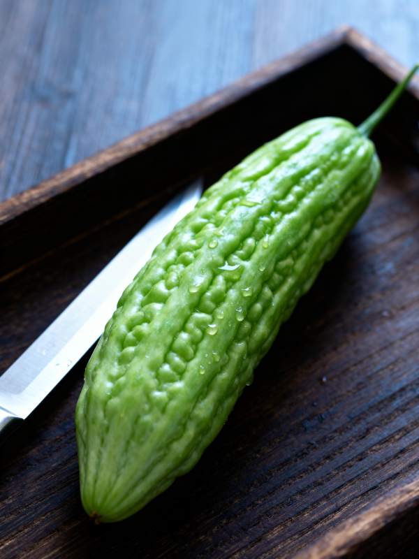 苦瓜静置于木盘图片