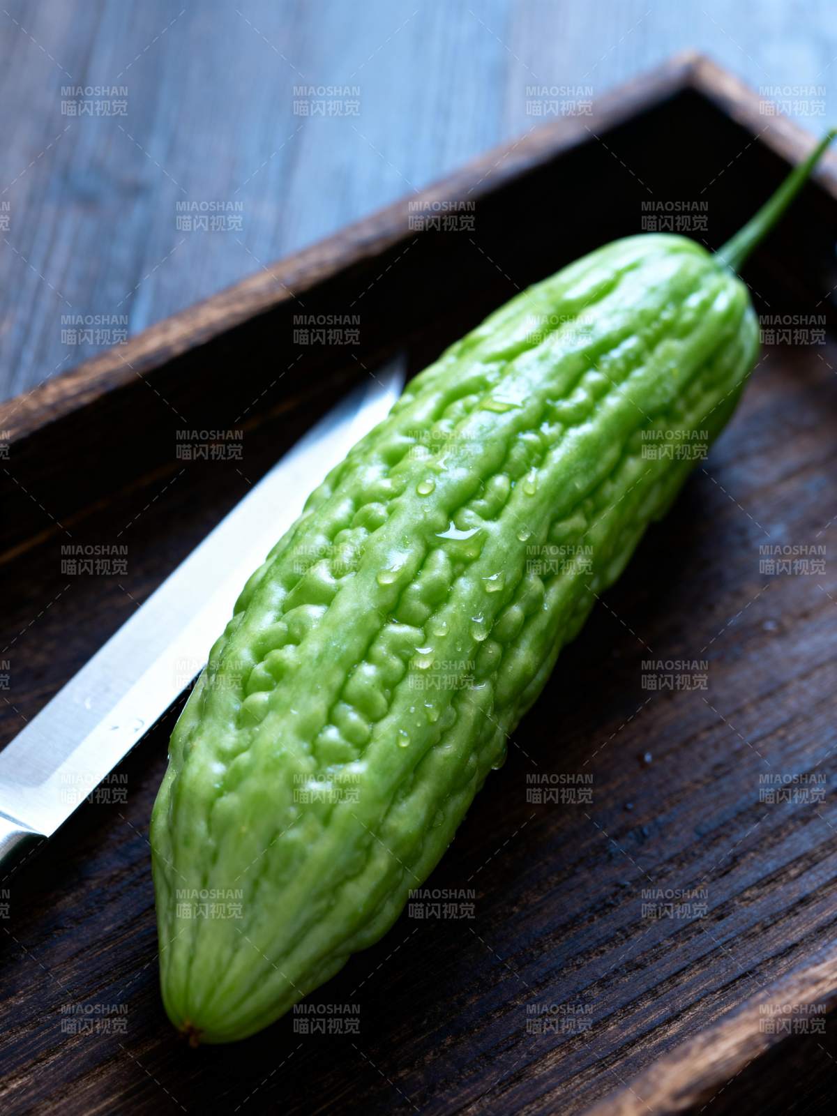 苦瓜静置于木盘图片