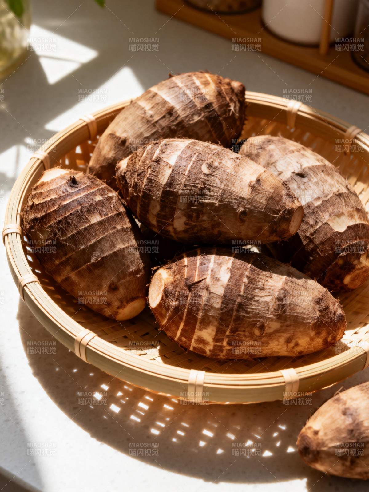 新鲜芋头 自然阳光下图片