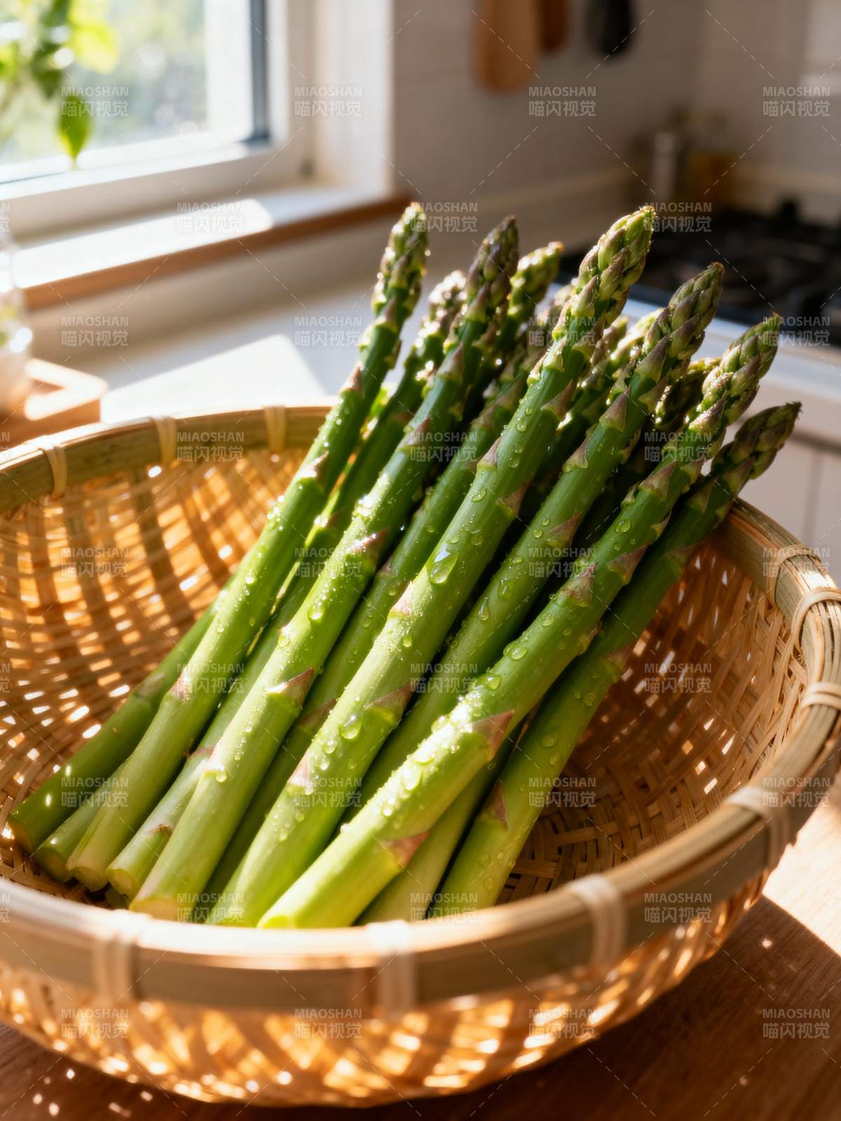 新鲜芦笋篮中盛图片