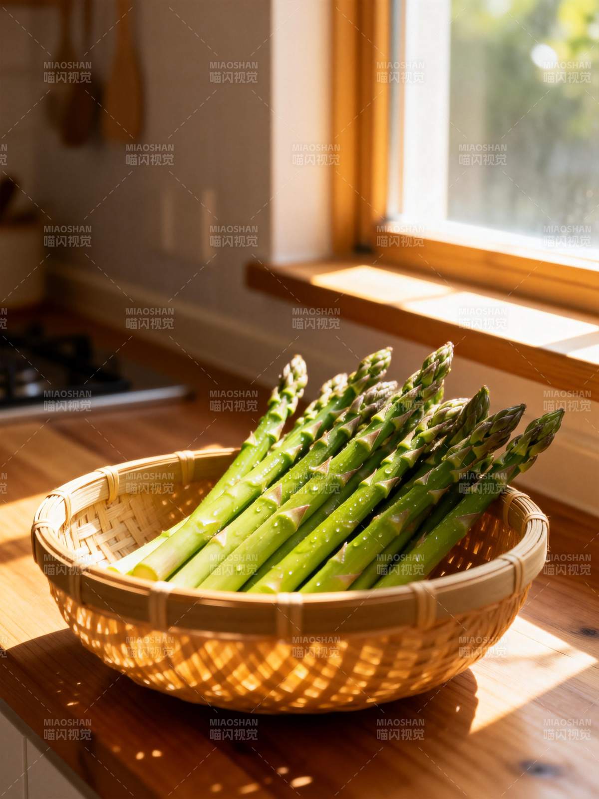 阳光下的芦笋图片