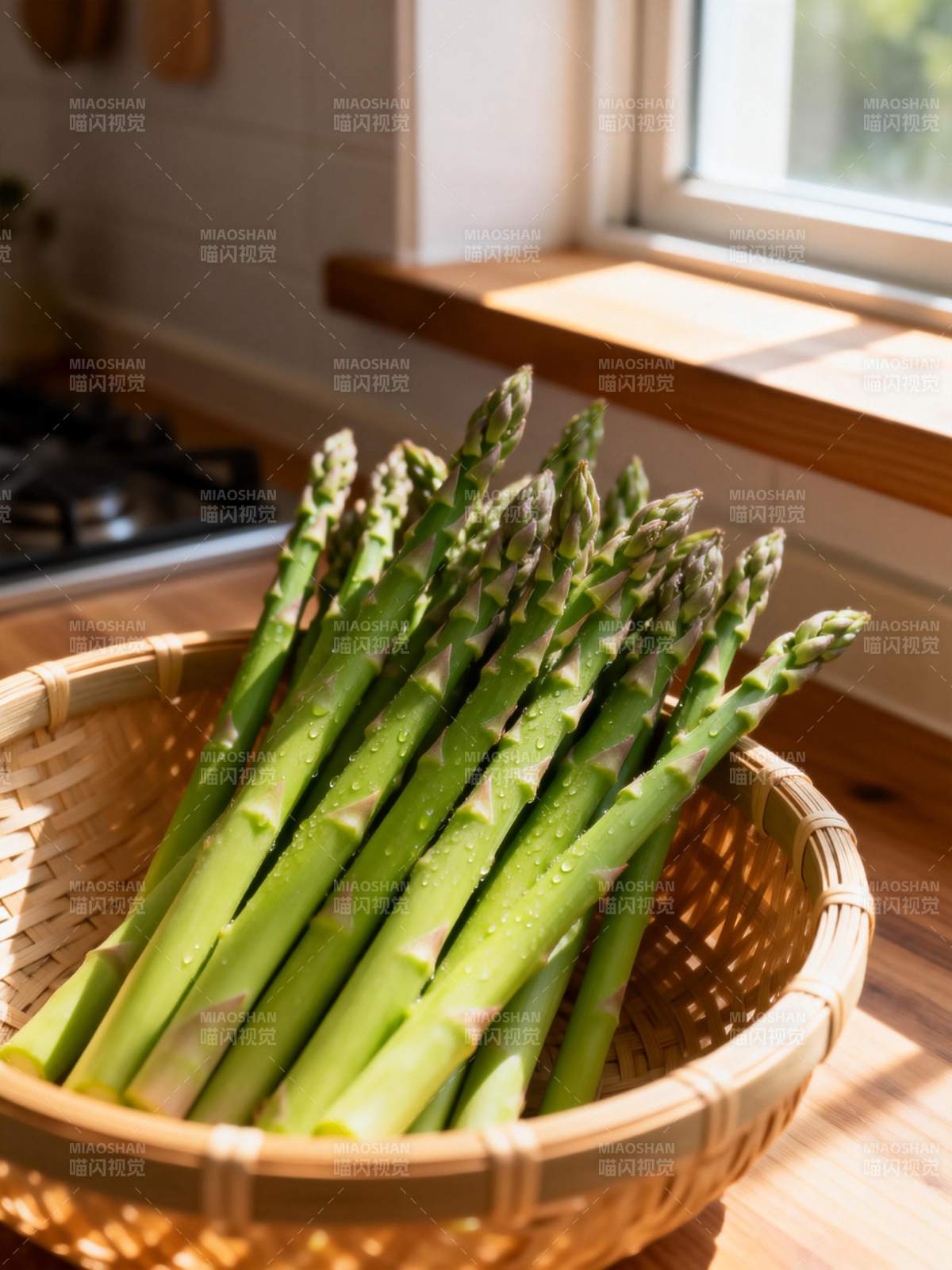 新鲜芦笋篮中盛图片