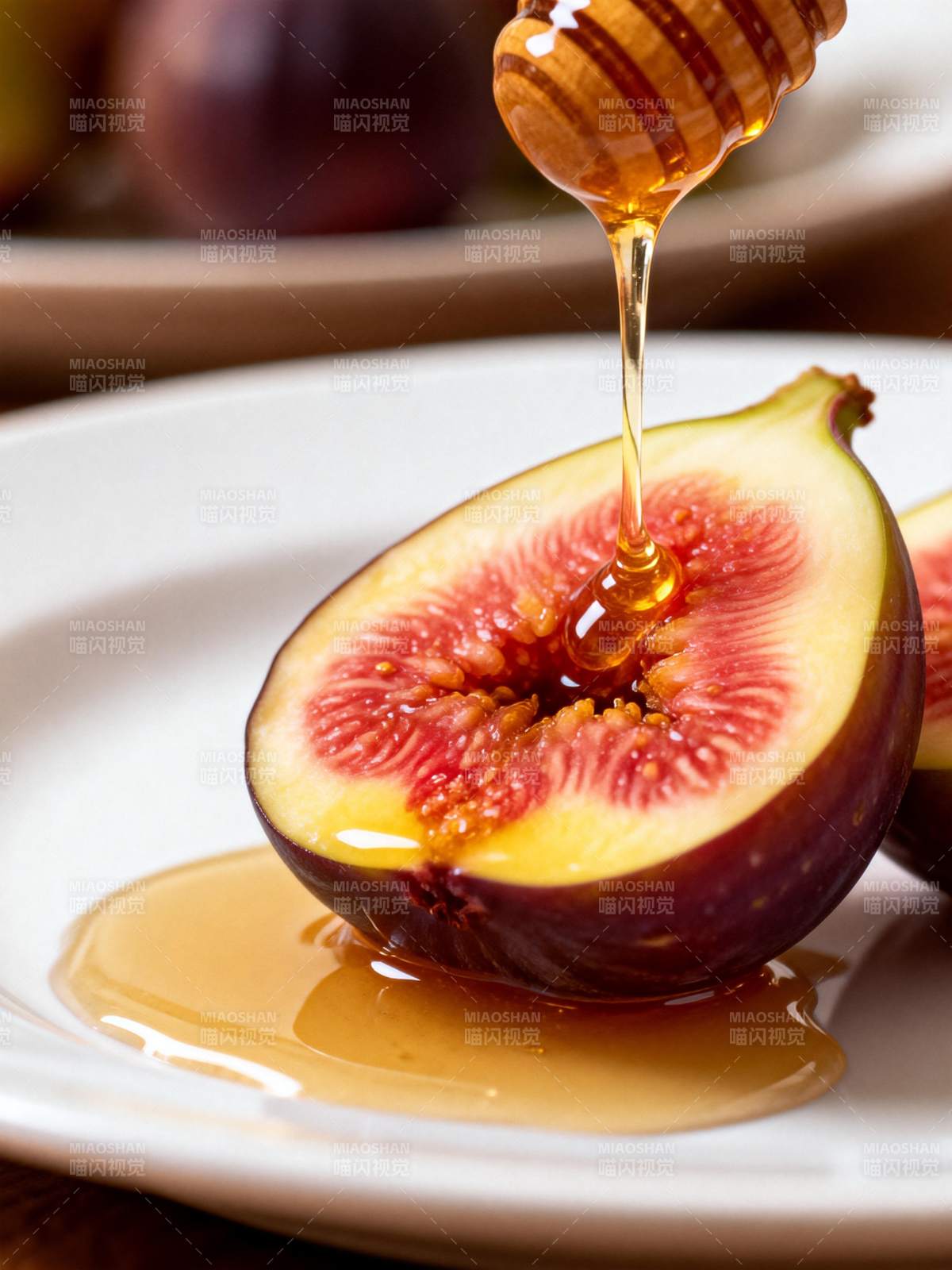 蜂蜜滴落无花果图片