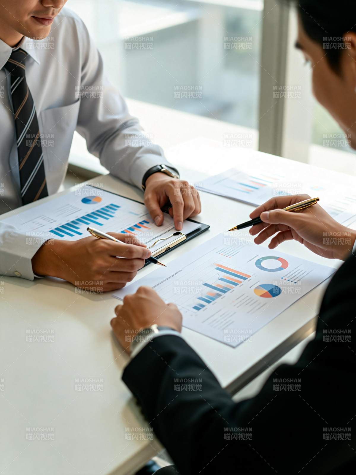 商务洽谈现场图片