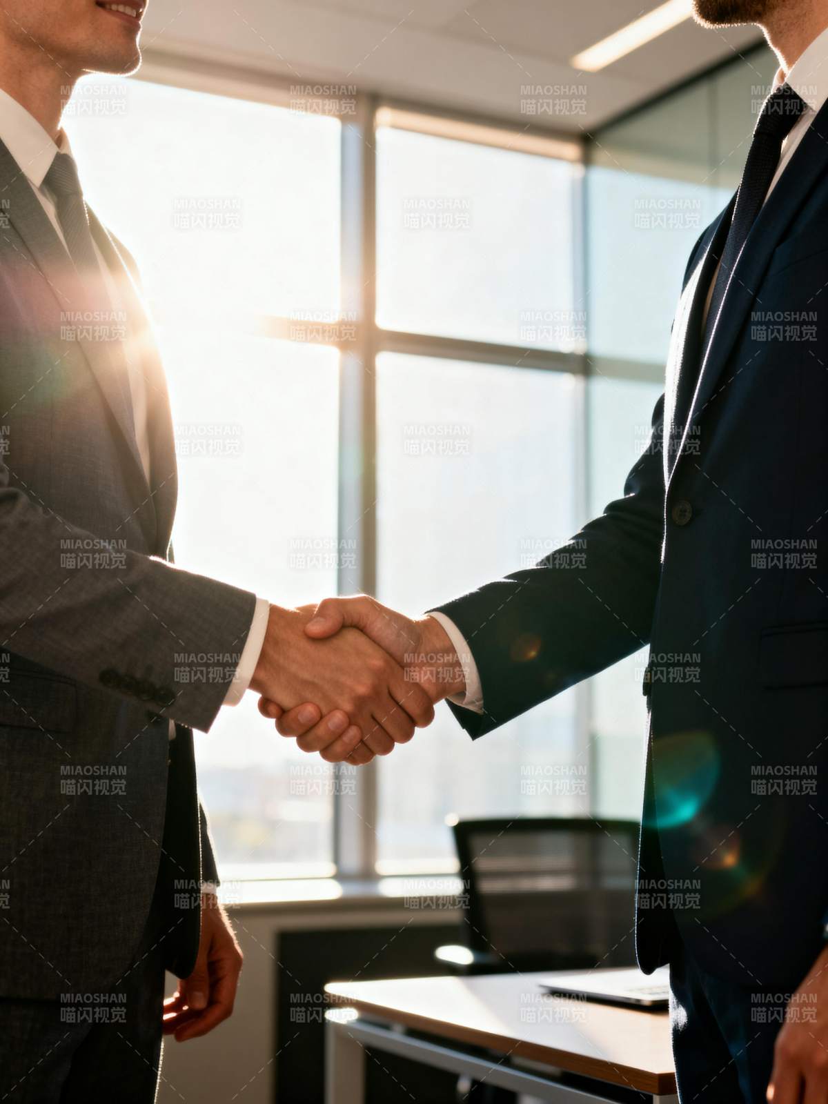 商务握手合作瞬间图片