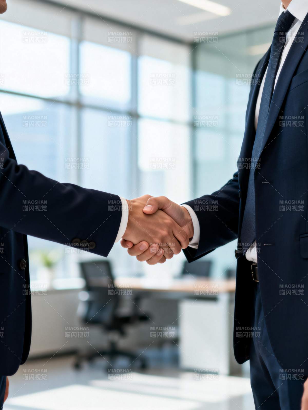 商务握手合作图片