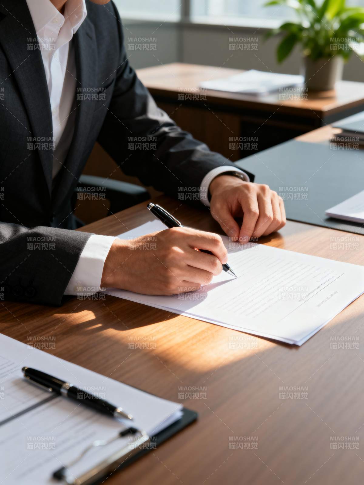 商务人士签署文件图片