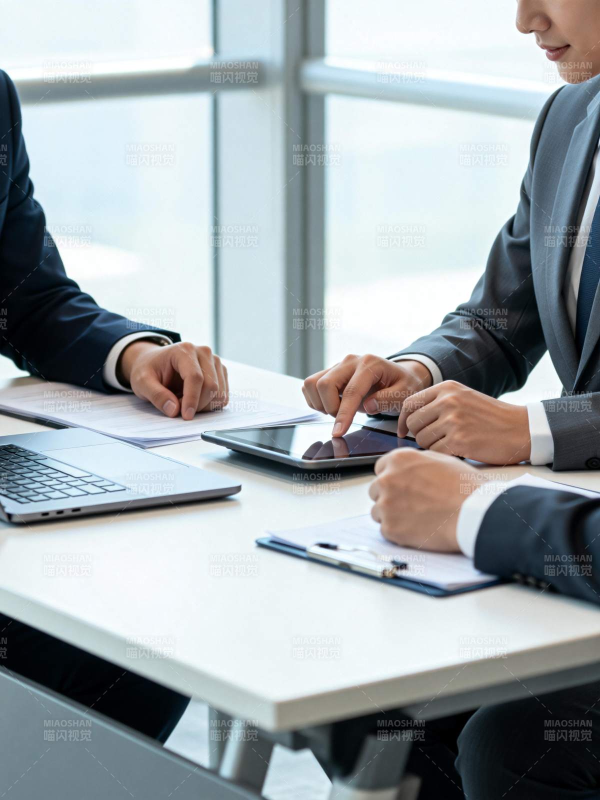 商务会议讨论中图片
