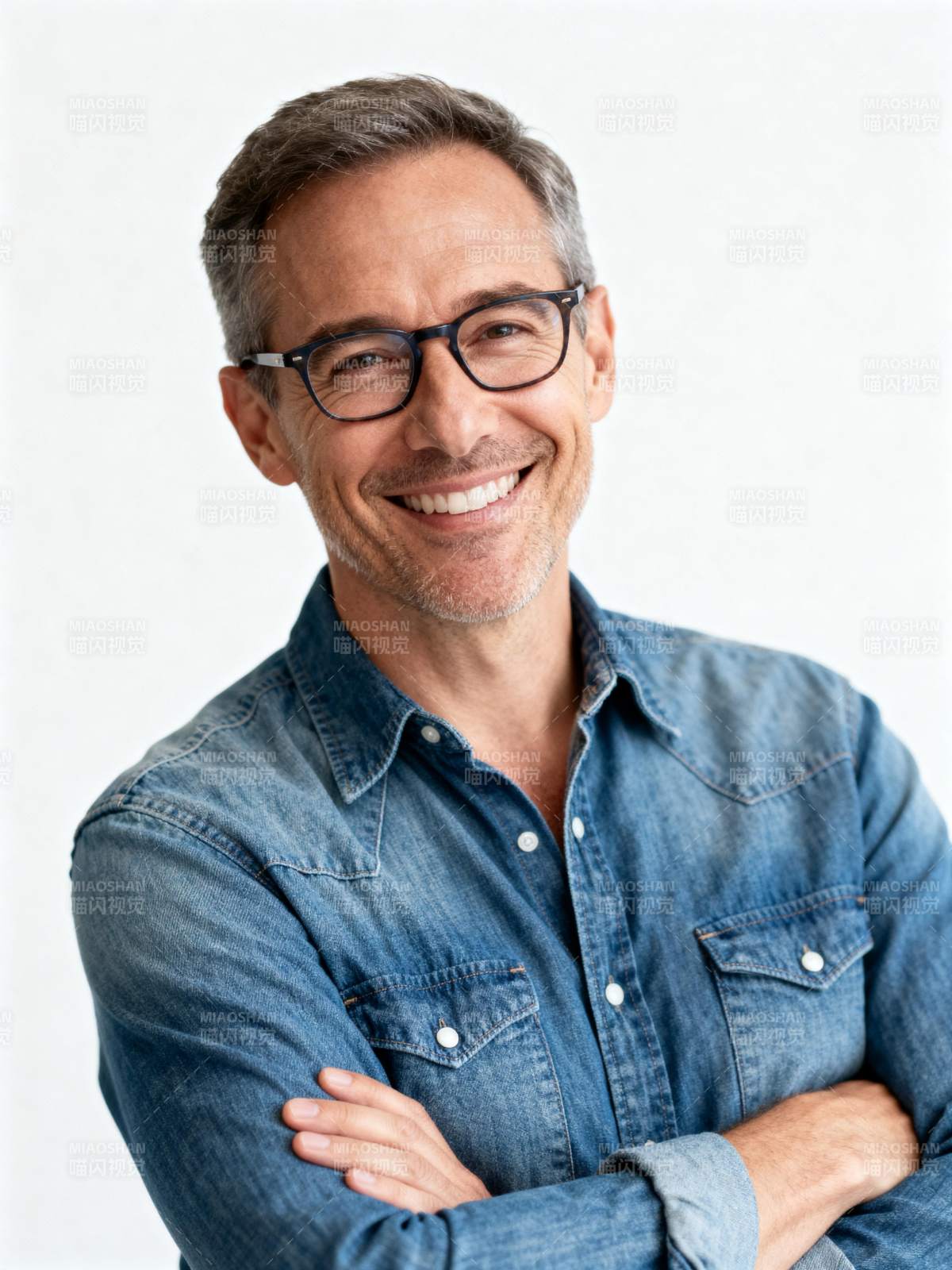 微笑男士 自信从容图片