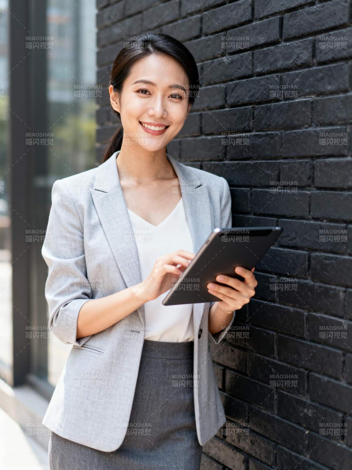 职场女性手持平板图片