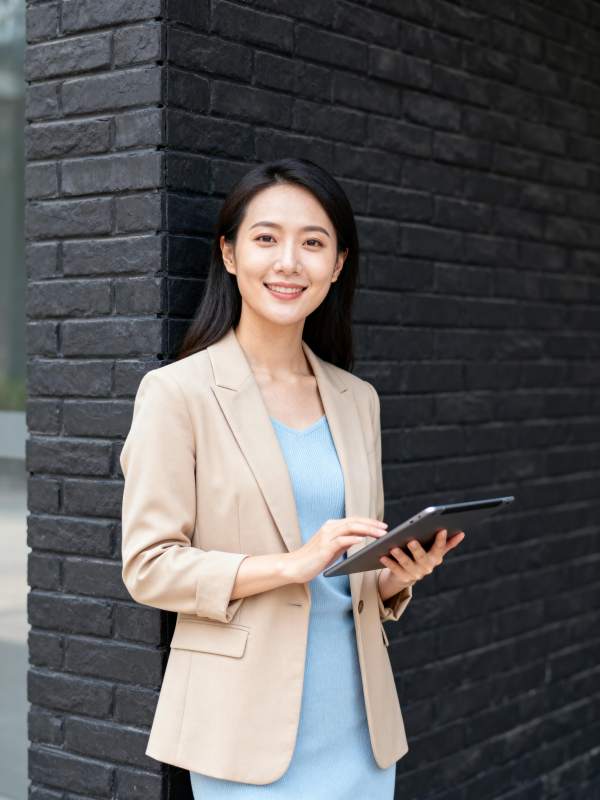 职场女性手持平板图片