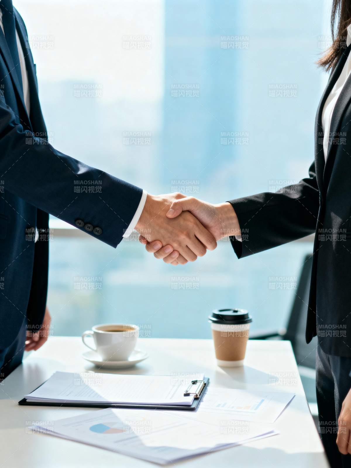 商务握手合作图片