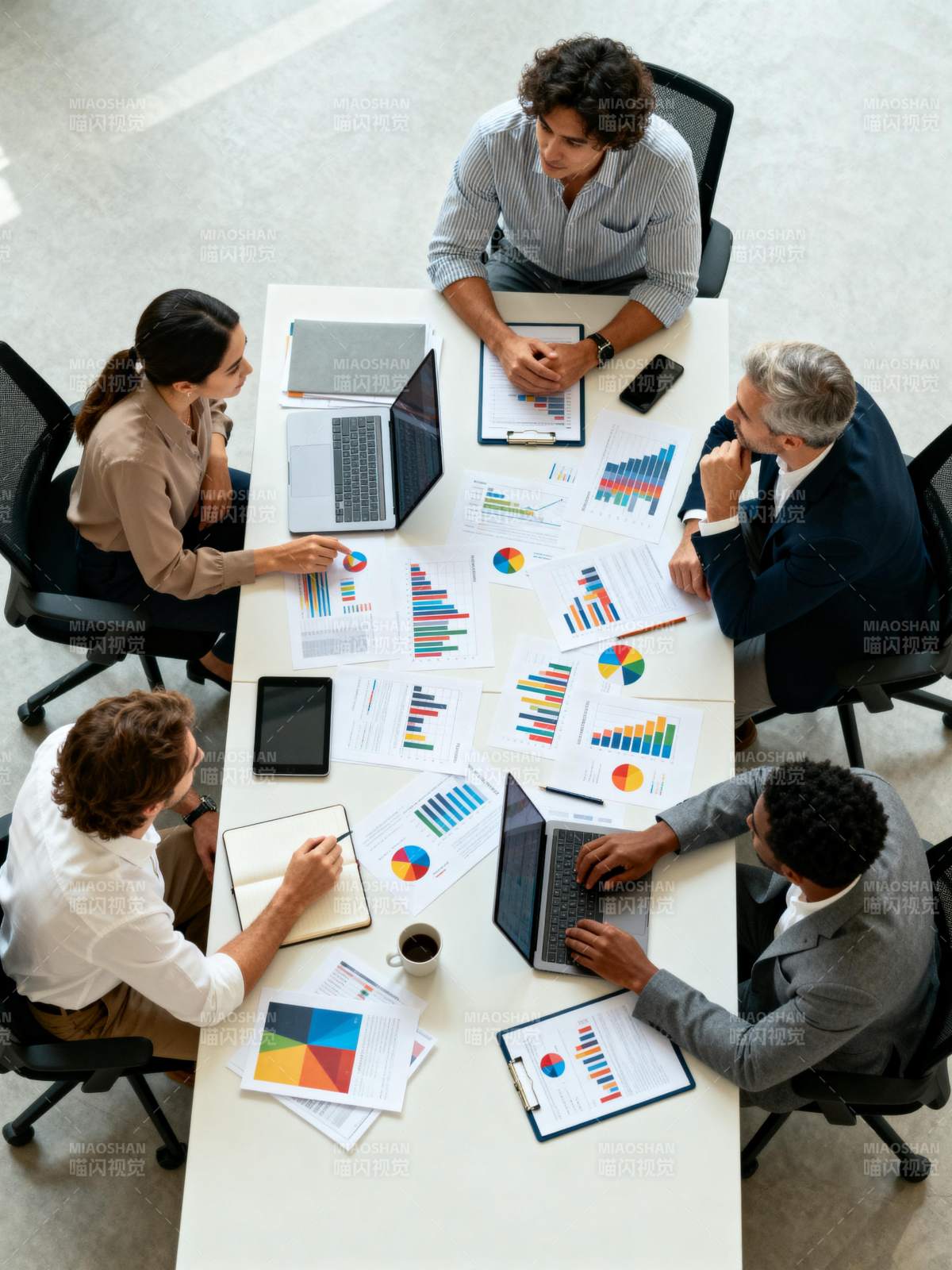 团队会议讨论数据图片