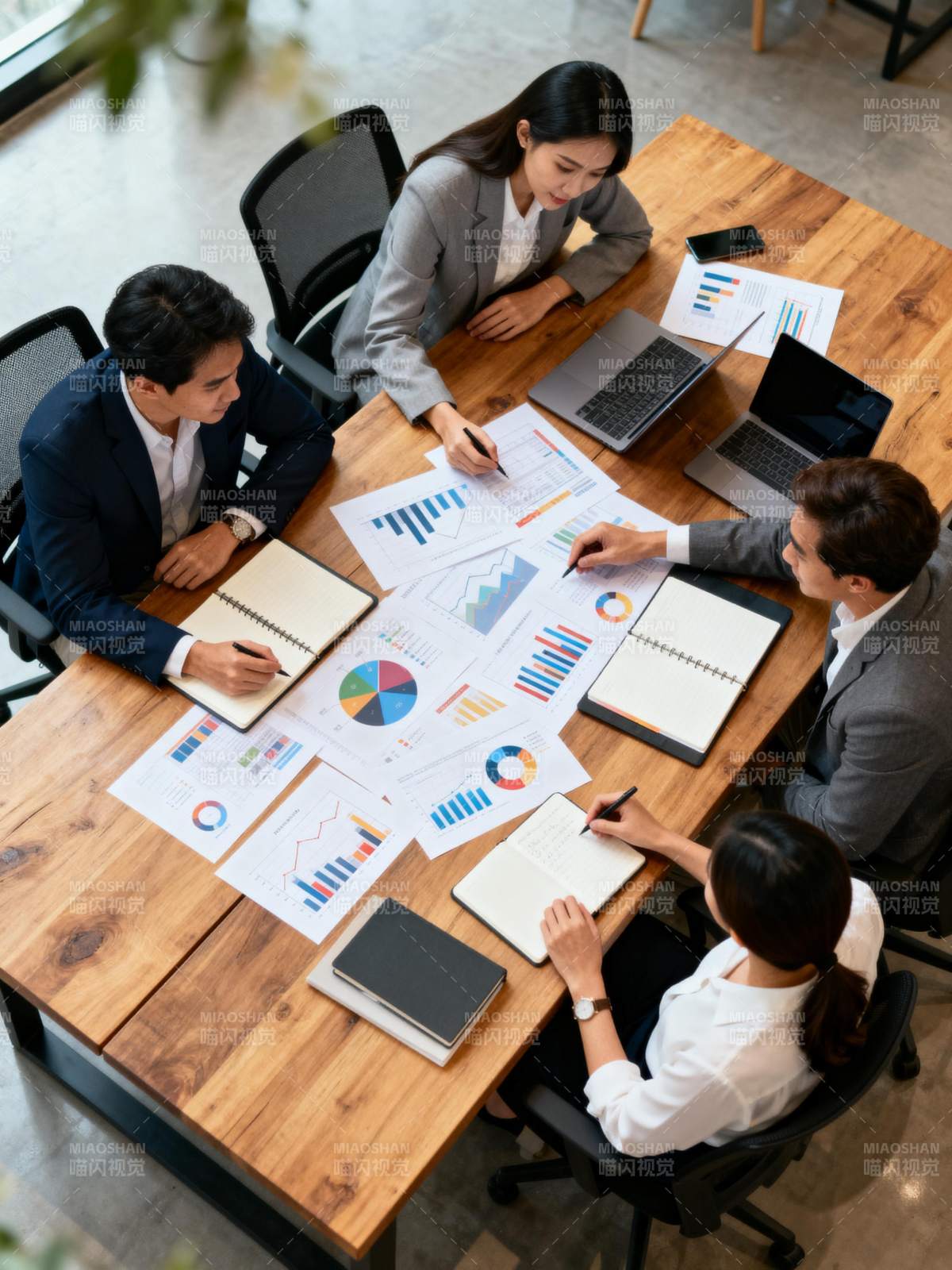 团队会议讨论数据图片