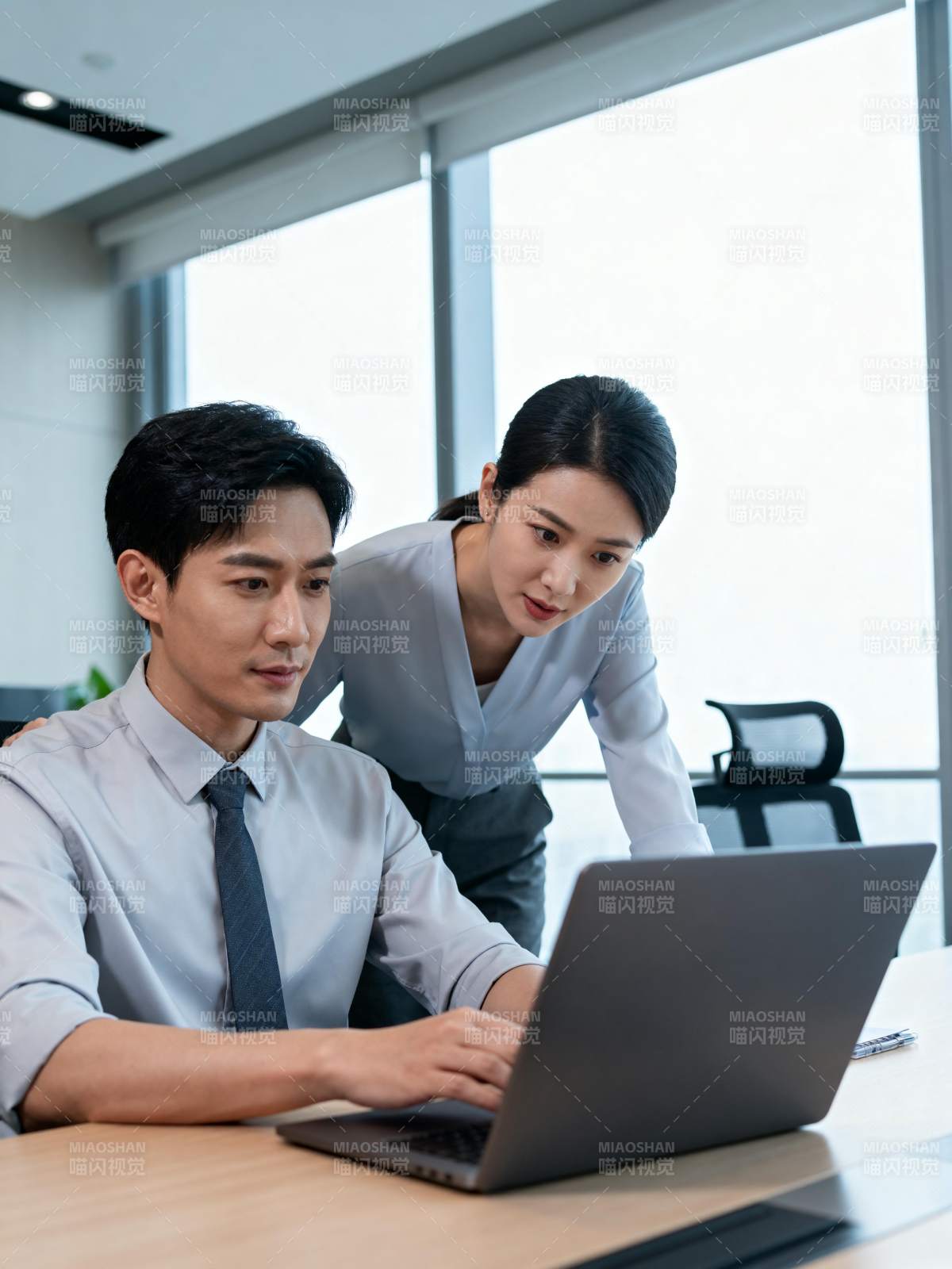 职场协作瞬间图片