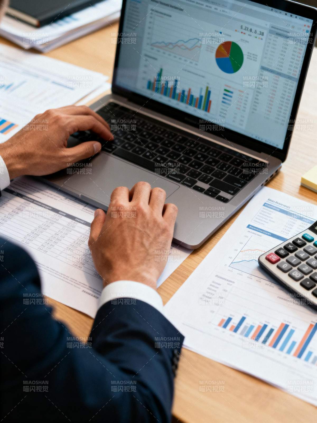 财务分析工作场景图片