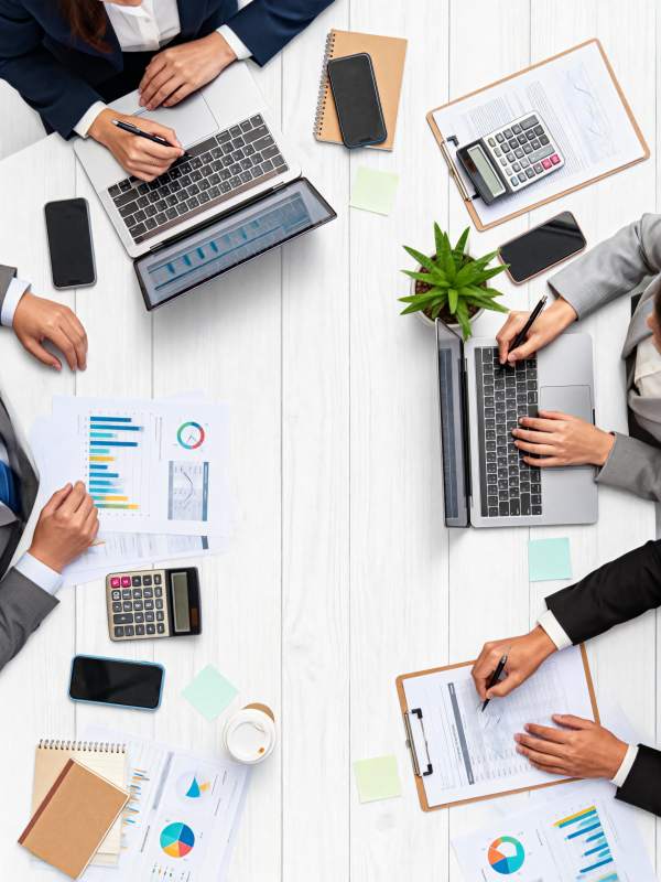 团队协作办公场景图片