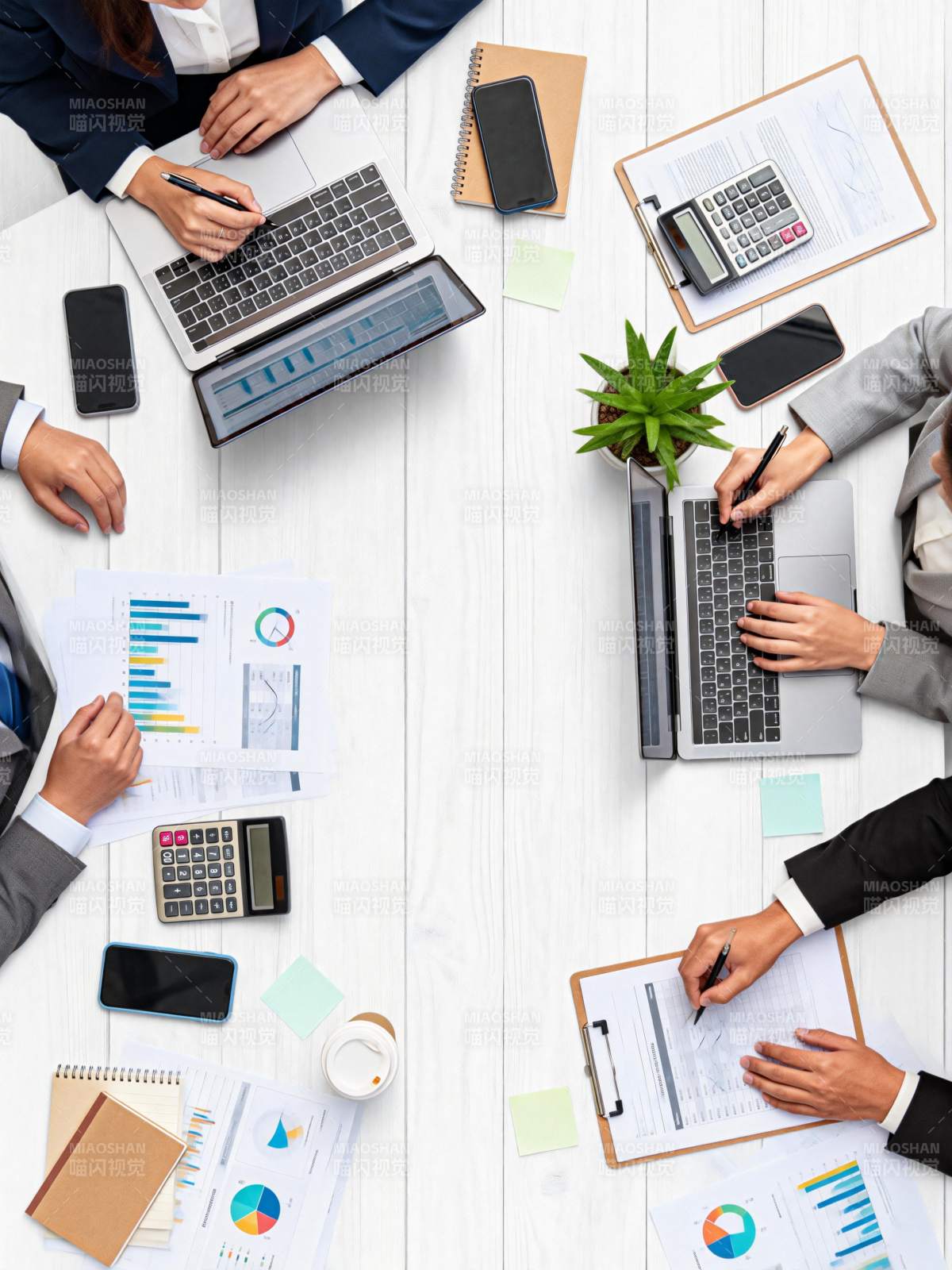 团队协作办公场景图片