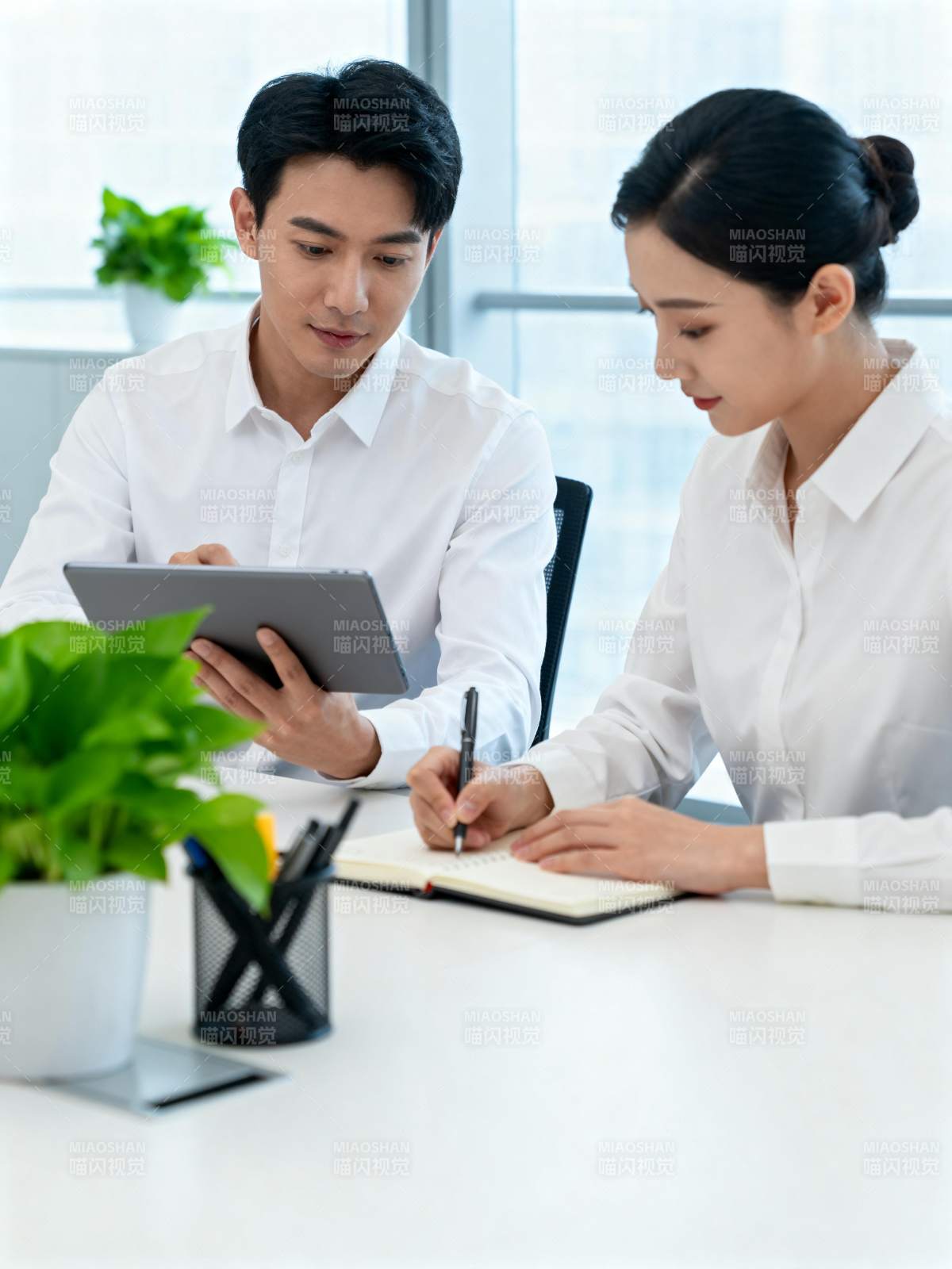 职场协作瞬间图片