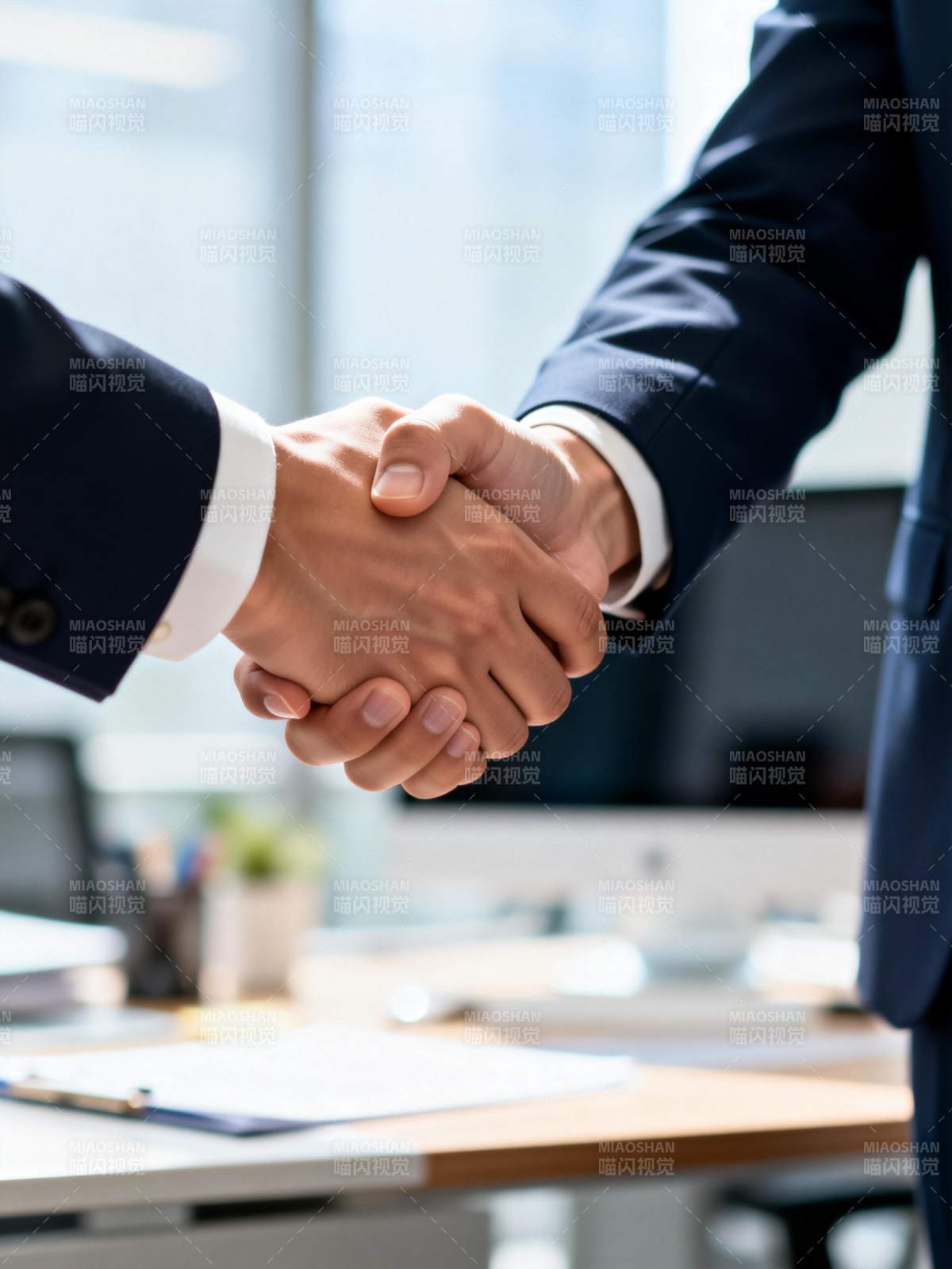 商务握手合作瞬间图片