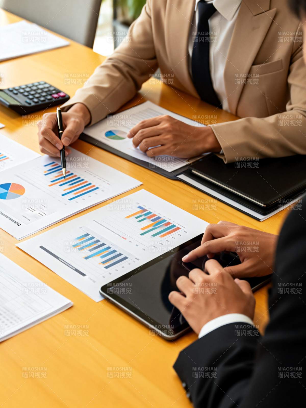商务会议分析数据图片