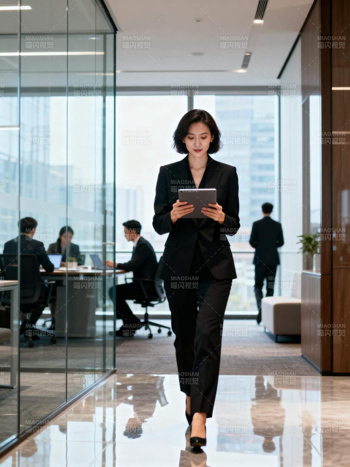 职场女性自信前行图片