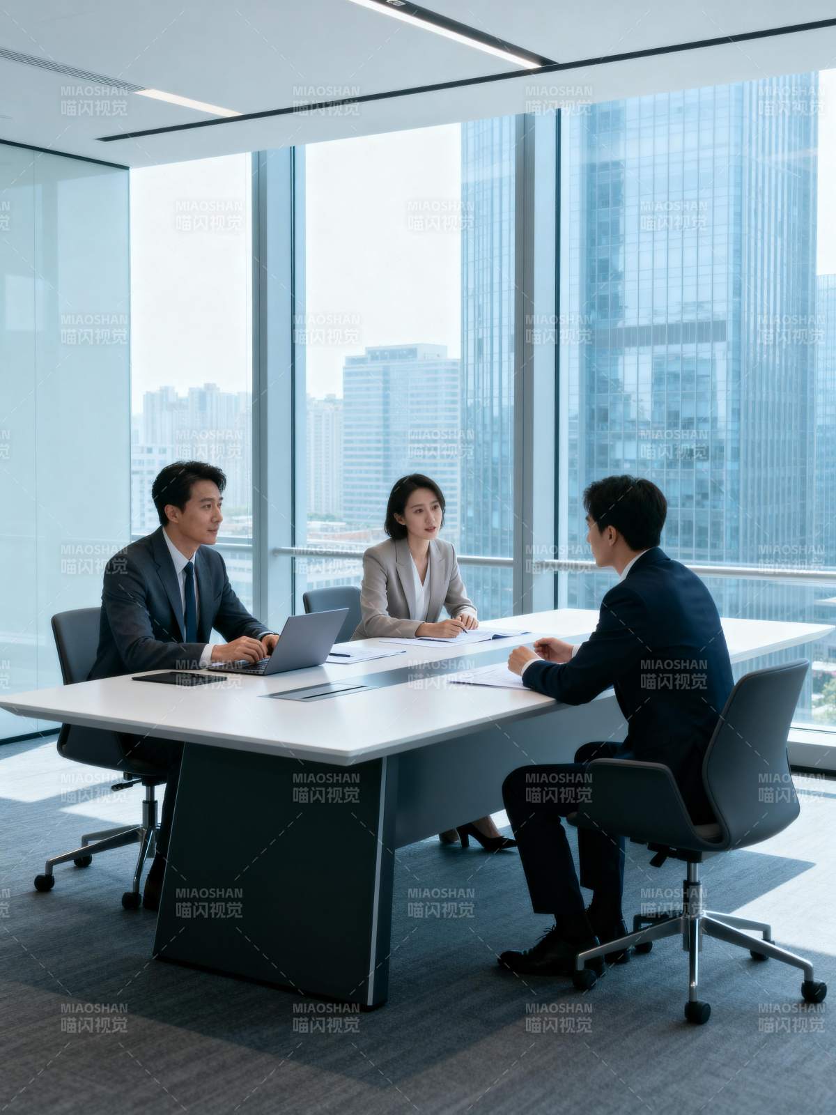 商务会议进行中图片