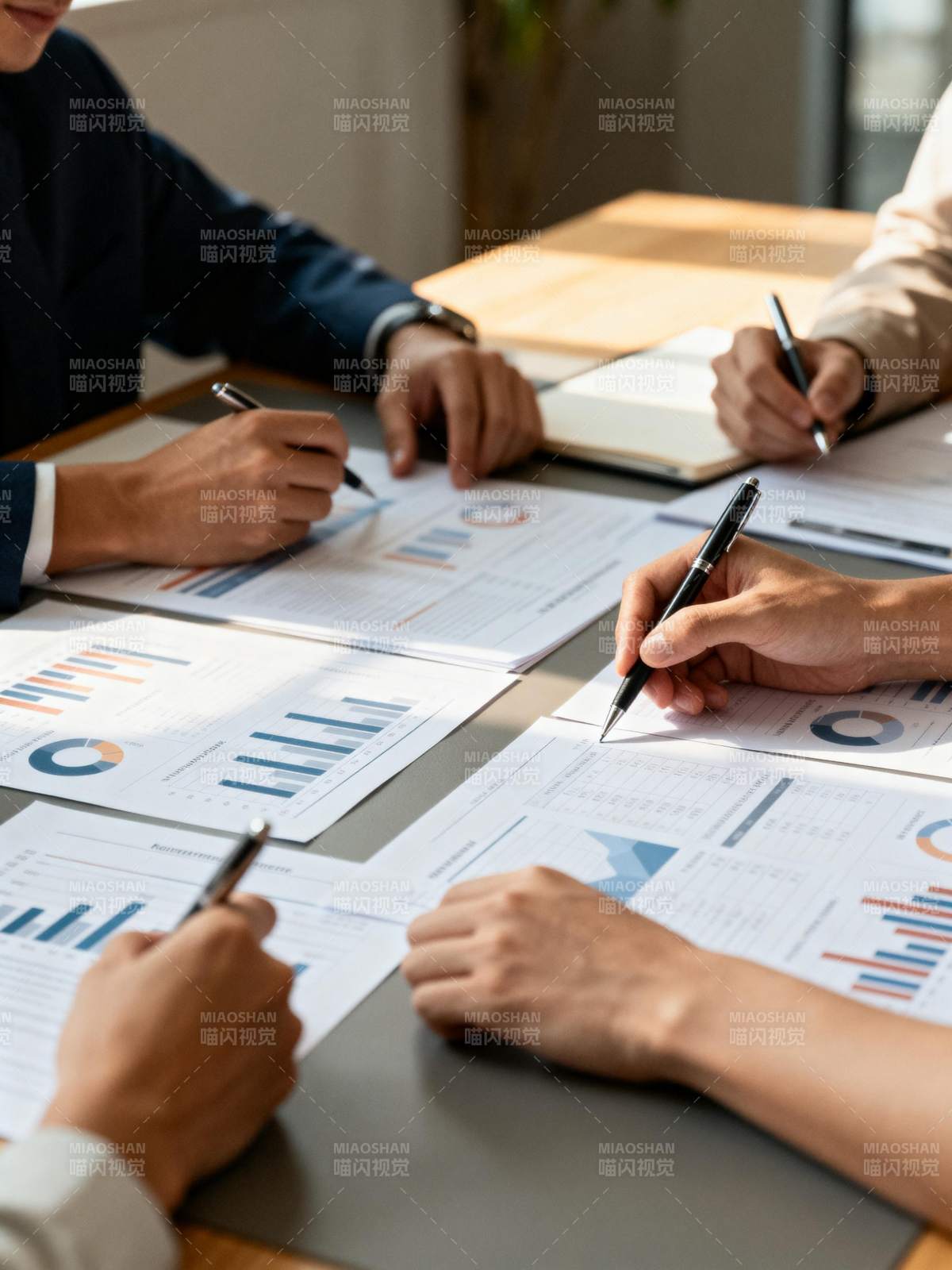 商务会议讨论图表图片