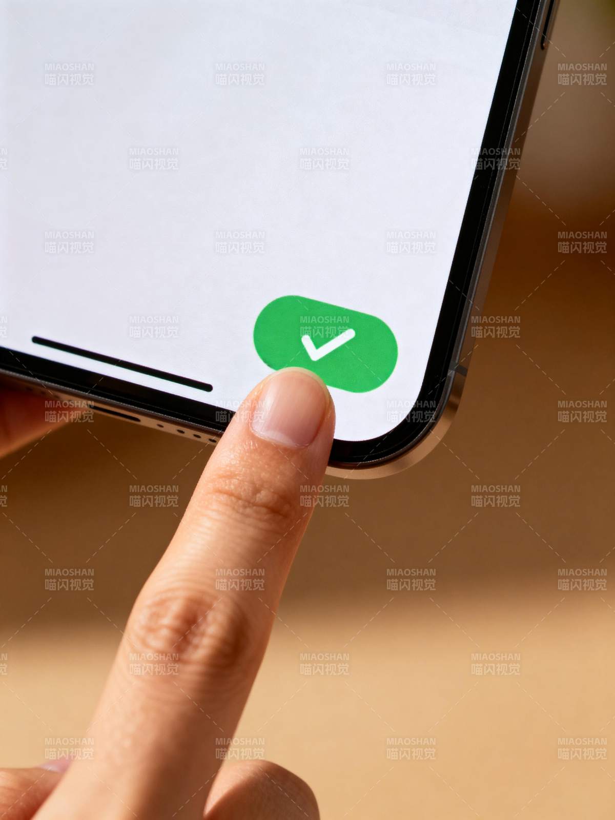 指尖轻触绿色对勾图片