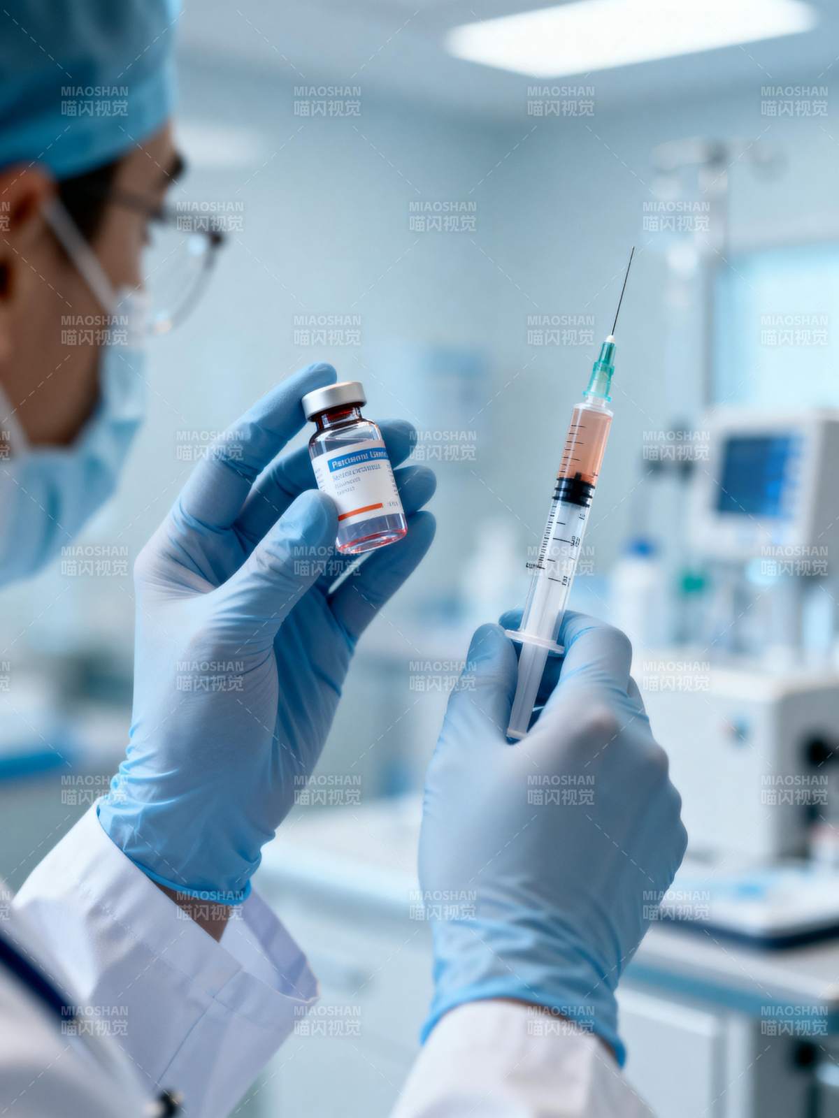 医生准备注射疫苗图片