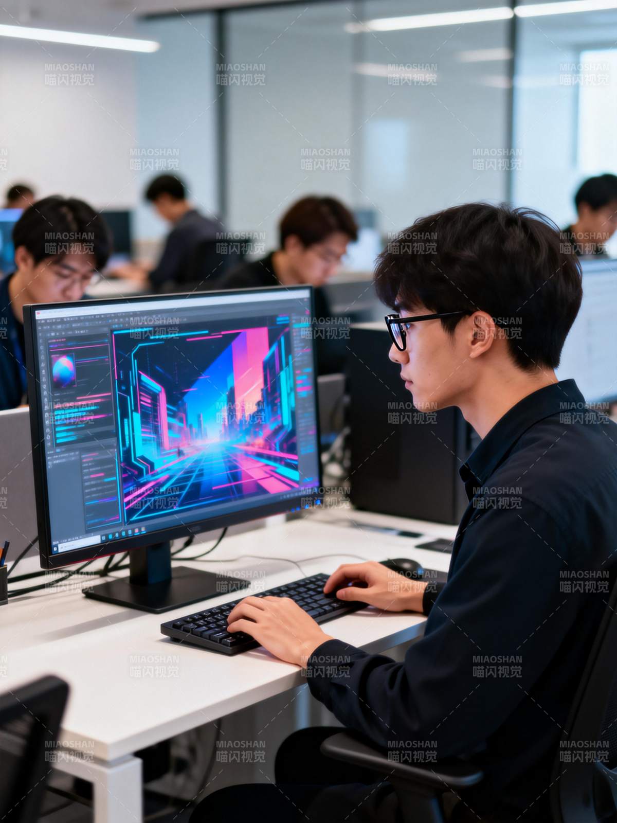 程序员专注编码图片