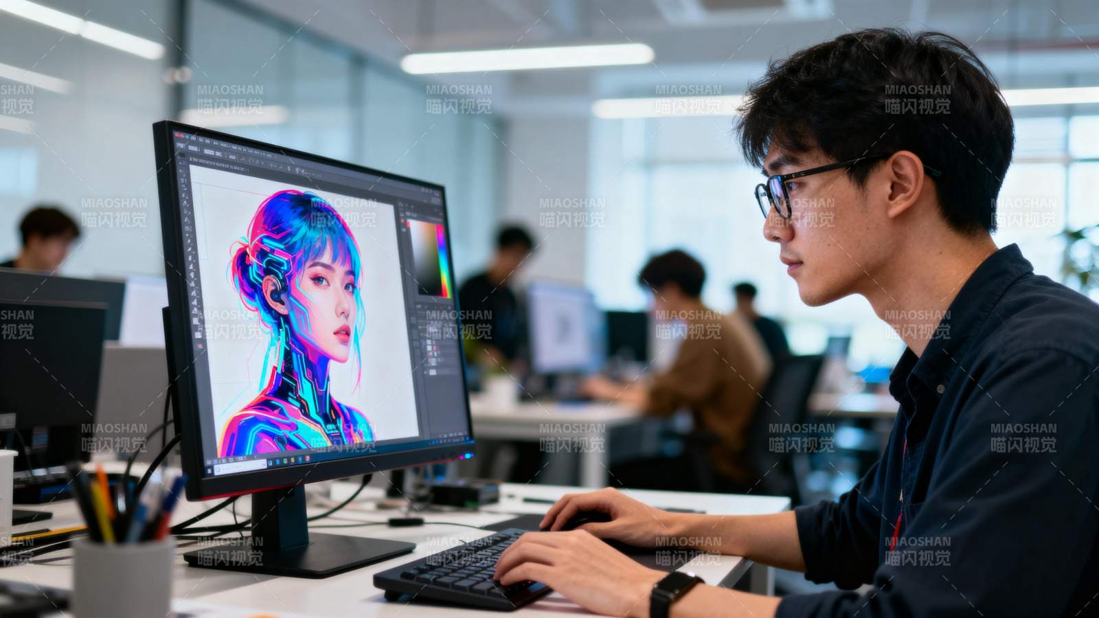 设计师专注工作图片