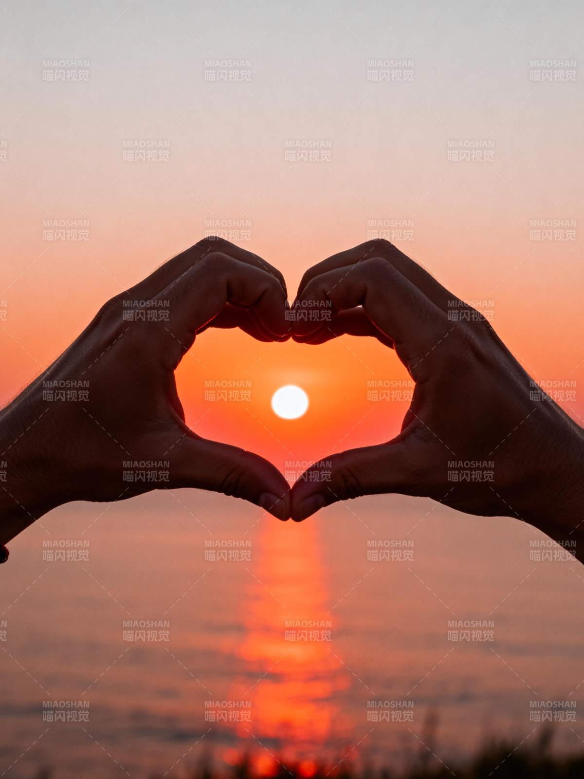 心形夕阳海景图片