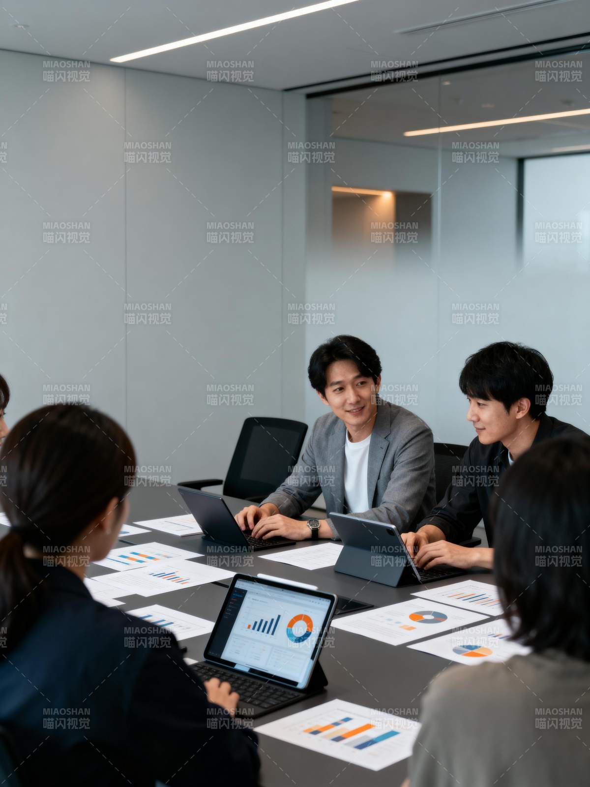 团队会议讨论数据图片