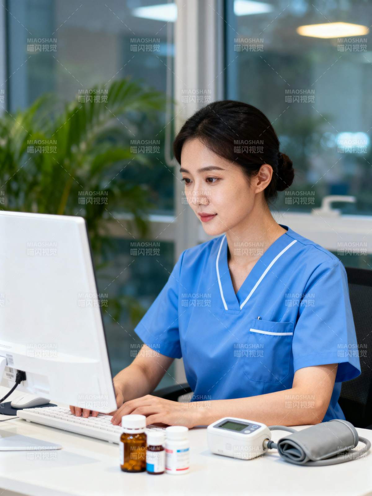 护士专注工作图片