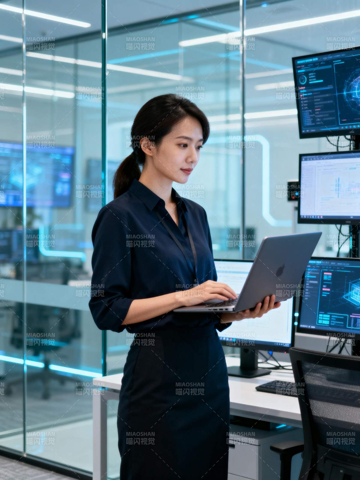 科技女性办公场景图片