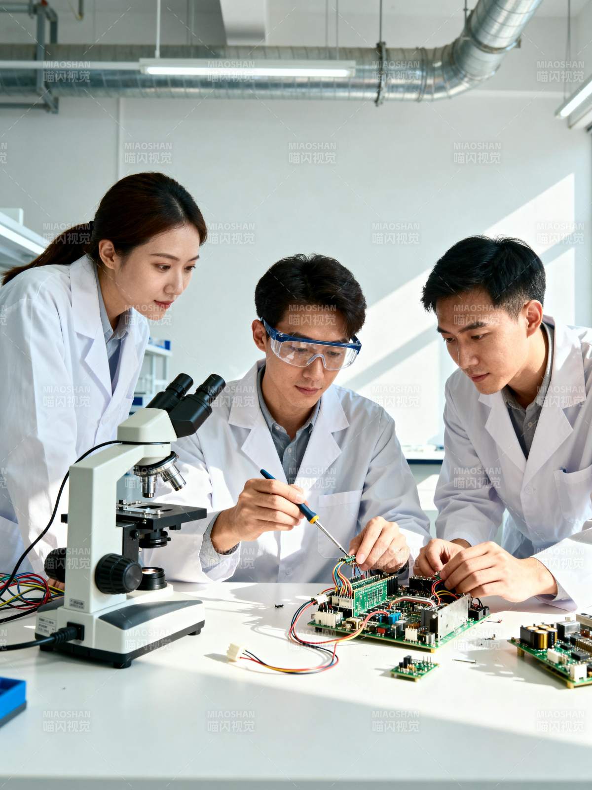 科研人员专注电路实验图片