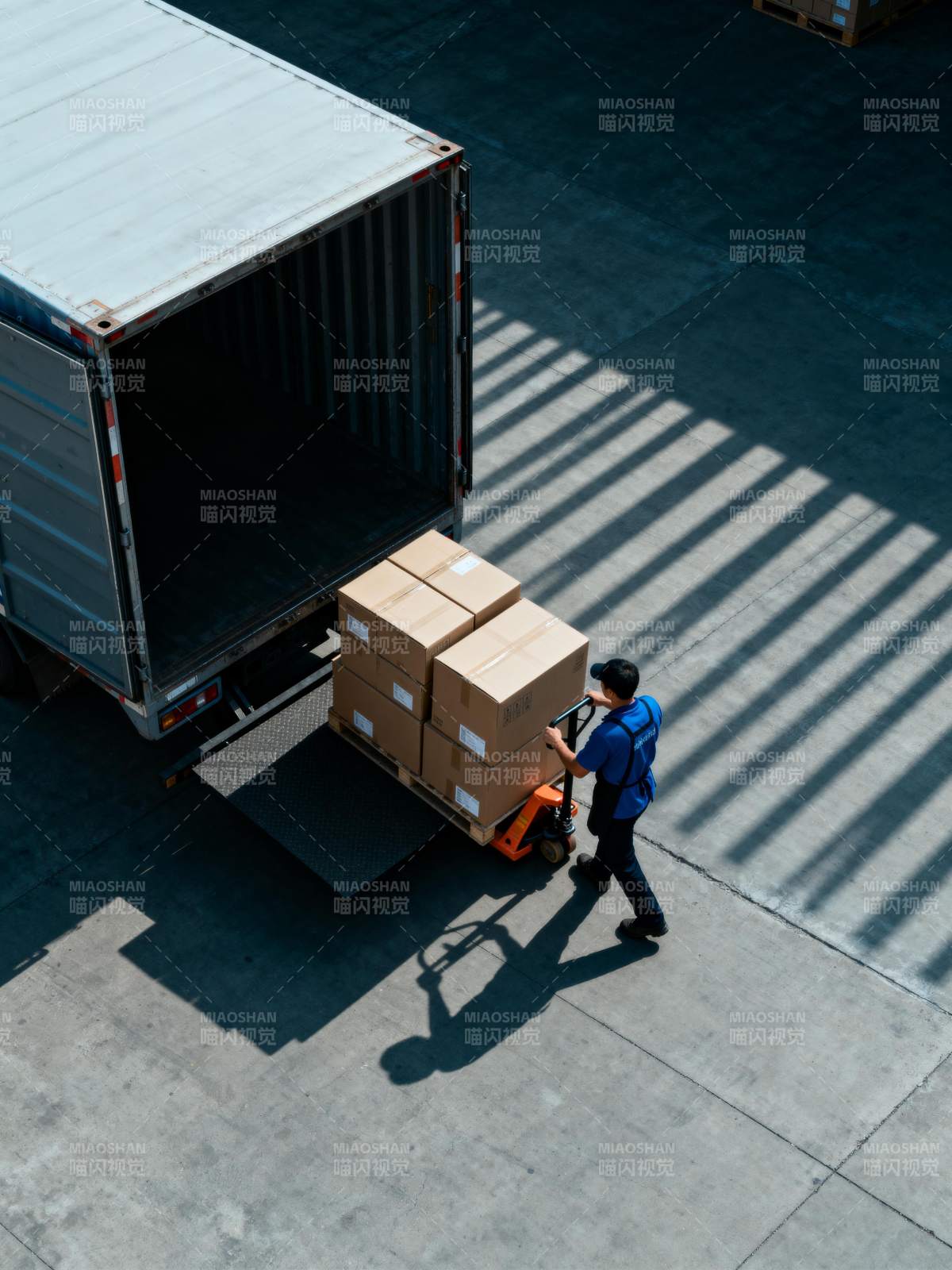 搬运工推货入货车图片
