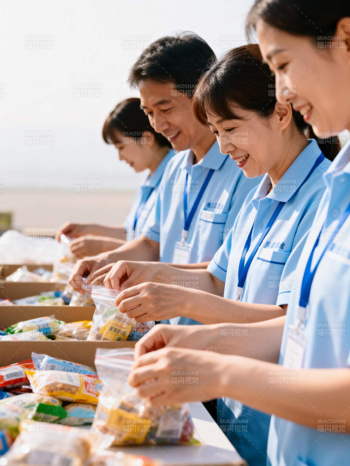 志愿者打包爱心物资图片