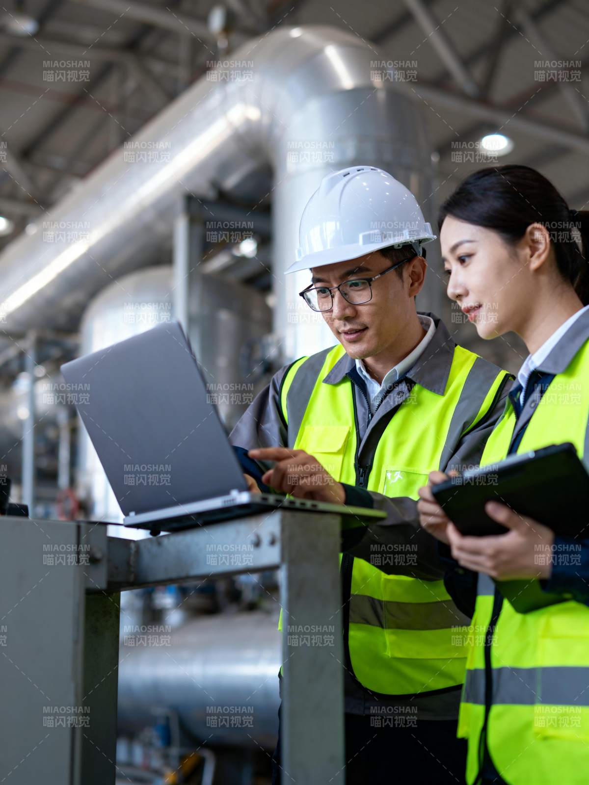 工厂技术人员协作图片