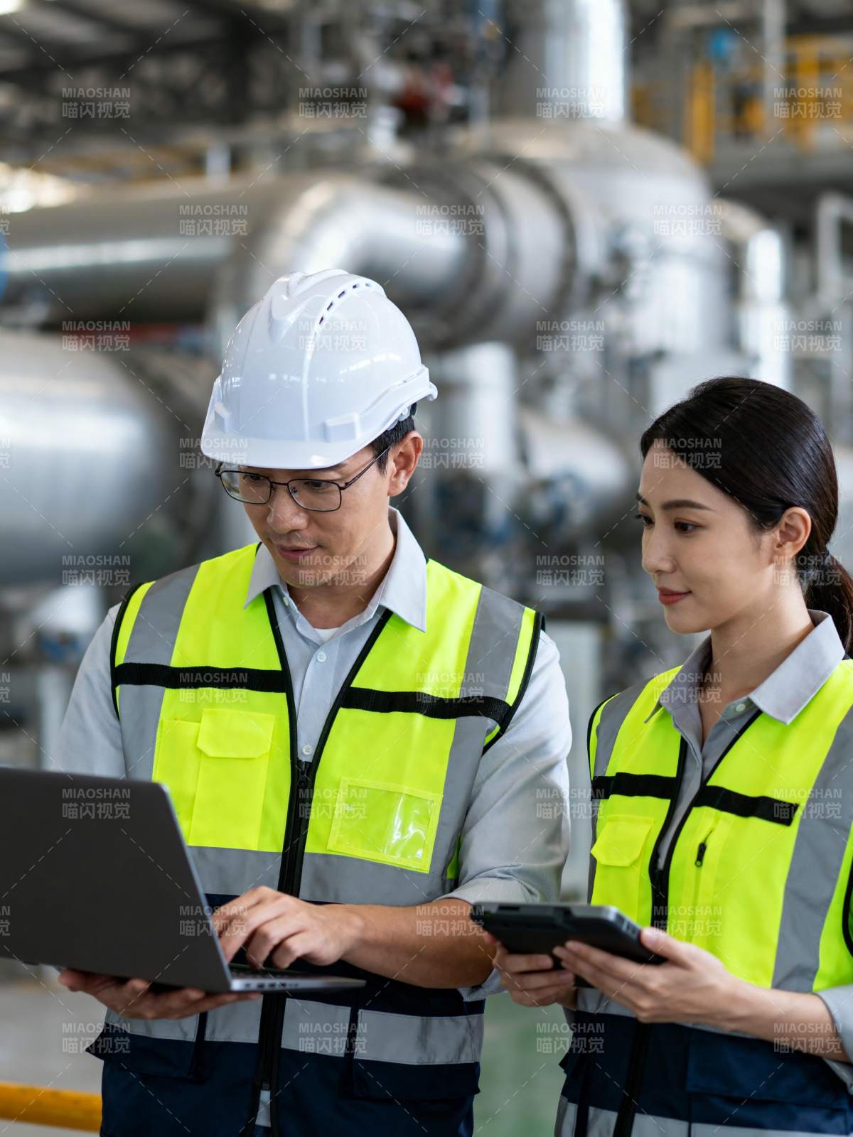 工厂技术人员协作图片